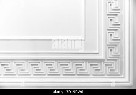 Mäander-Motiv über weißem Hintergrund. Klassisches Formmuster, Innendetails im Vintage-Stil, abstrakter architektonischer Fotohintergrund. Schwarz und W Stockfoto