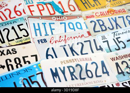 KIEW, UKRAINE - 18. OKTOBER 2025 viele US-Nummernschilder verschiedener staaten sind registriert. Viele US-Nummernschilder Stockfoto