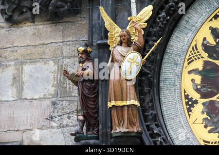 PRAG, TSCHECHISCH - 24. APRIL 2012: Dies sind die Figuren des Philosophen und Erzengels Michael in der Nähe des Kalenders der Prager Astronomischen Uhr Stockfoto