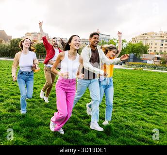 Gruppe von jungen Menschen, die Spaß beim gemeinsamen Laufen im Freien haben Stockfoto