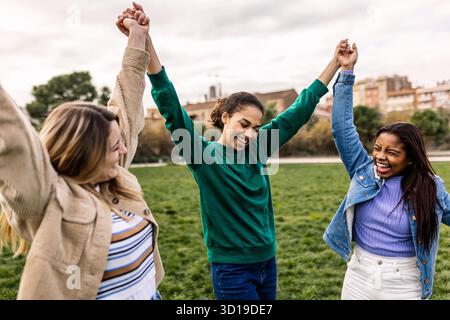 Junge Gruppe von frauen, die gemeinsam im Freien feiern Stockfoto