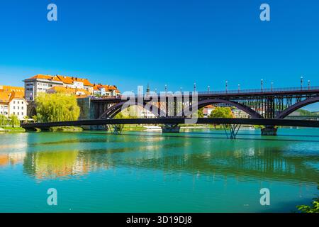 Hauptbrücke über die Drau in Maribor, Slowenien Stockfoto