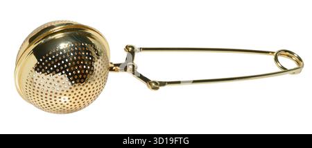 Ein goldenes Metallsieb mit Perforationen und langen Griffen. Isolierter Hintergrund. Stockfoto