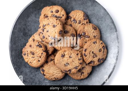 Gebackene Schokoladen-Chip-Cookies isoliert auf weißem Hintergrund Stockfoto