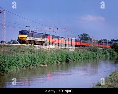 Eine Elektrolokomotive der Baureihe 90 Nr. 90021, die am 26. April 2003 auf der West Coast Mainline in Ansty in Betrieb war. Stockfoto