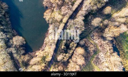 Von oben nach unten auf die Irthlingborough Lakes and Meadows in den Nene Wetlands, Northamptonshire, mit Pfaden und Vegetation. Stockfoto
