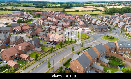 Aus der Vogelperspektive von Cotchett Village, Mickleover, Derby, zeigt das expandierende Vorstadtgelände und neue Häuser im Bau. Stockfoto