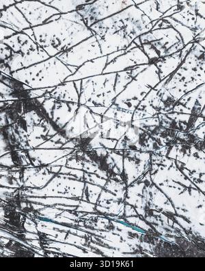 Aus der Vogelperspektive des Gletschereises, das in starkem Kontrast zerbrochen ist, eine Leinwand der Kunstfertigkeit der Natur im Heinabergsjökull, Sveitarfélagið Hornafjörður, Island. Stockfoto