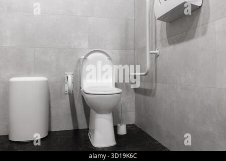 Modernes behindertengerechtes Badezimmer für ältere und behinderte Menschen mit Haltegriffen und rollstuhlgerechtem Zugang. Hochwertige Fotos. Hochwertige Fotos Stockfoto
