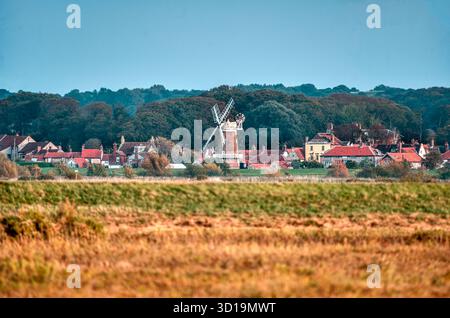 Windmühle aus dem 18. Jahrhundert in Clay next the Sea, fotografiert aus Blakeney North Norfolk, Großbritannien Stockfoto