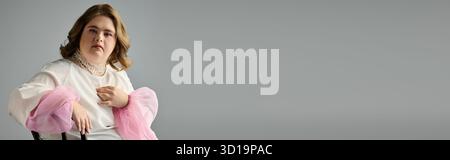 Eine junge Frau zeigt ihre Freude und Kreativität in leuchtenden Farben und einzigartiger Mode. Stockfoto