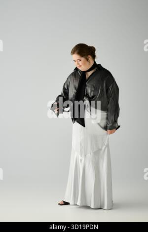 Eine helle und fröhliche junge Frau mit Down-Syndrom zeigt ihren einzigartigen Stil in einem wunderschönen Outfit. Stockfoto