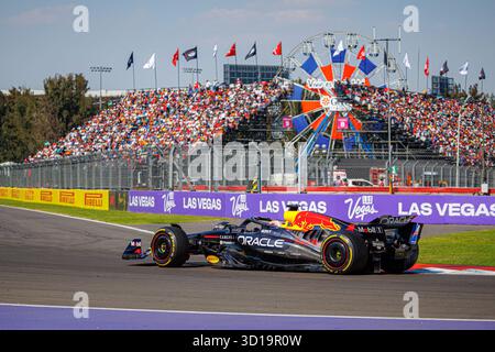 Max Verstappen aus den Niederlanden und Oracle Red Bull Racing fuhren die (1) Red Bull RB21 während des Formel-1-Grand Prix in Mexiko-Stadt am 26. Oktober 2025 in Autódromo Hermanos Rodríguez. (Foto: Ben Adams/SIPA USA) Stockfoto