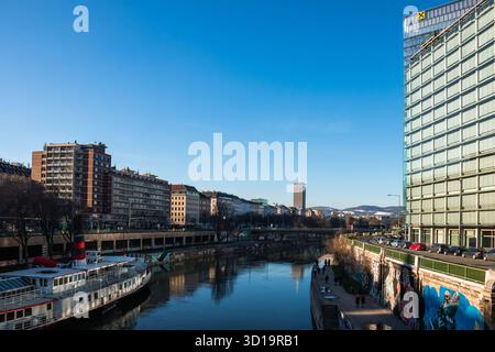 Wien, Österreich - 06. Januar 2015 - malerischer urbaner Fluss und moderne Architektur unter klarem blauem Himmel. Stockfoto