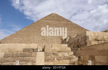 Große Pyramide von Khufu auf dem Gizeh-Plateau, die Pyramiden von Gizeh, Kairo, Ägypten Stockfoto