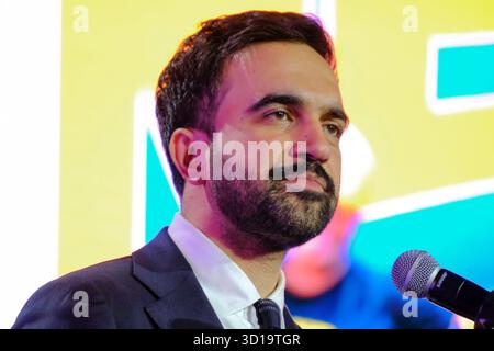 New York NY: 26. Oktober: Zohran Mamdani, Nominierter der Demokratischen Partei für den Bürgermeister von New York, NY, kommentiert am Sonntag, den 26. Oktober 2025 bei der Rallye „NYC Is Not for Sale“ im Forest Hills Stadium in Forest Hills, NY. Quelle: Katie Godowski/MediaPunch Stockfoto
