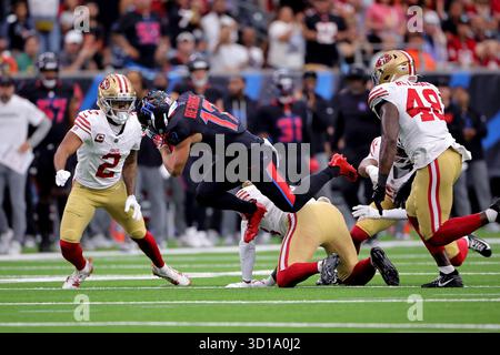 Houston, Texas, USA. Oktober 2025. Der Breitbandempfänger Braxton Berrios (17) von Houston Texans wird am 26. Oktober 2025 im NRG Stadium in Houston, Texas, nach einem Pass-Empfang während des Spiels zwischen den Houston Texans und den San Francisco 49ers gestolpert. (Kreditbild: © Erik Williams/ZUMA Press Wire) NUR REDAKTIONELLE VERWENDUNG! Nicht für kommerzielle ZWECKE! Stockfoto