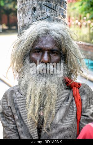 Älterer Mann Mit Langem Grauen Bart Und Haaren Im Urbanen Außenbereich Stockfoto