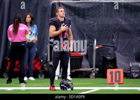 Houston, Texas, USA. Oktober 2025. Der Houston Texans Wide Receiver Braxton Berrios (17) steht während der Nationalhymne vor dem Spiel der Houston Texans gegen die San Francisco 49ers im NRG Stadium in Houston, Texas am 26. Oktober 2025. (Kreditbild: © Erik Williams/ZUMA Press Wire) NUR REDAKTIONELLE VERWENDUNG! Nicht für kommerzielle ZWECKE! Stockfoto
