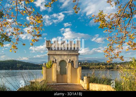EINGANGSTOR PESQUERA LA CARPA D’OR BOOTSHAUS SEE VON BANYOLES PLA DE L’ESTANY PROVINZ GIRONA KATALONIEN SPANIEN Stockfoto