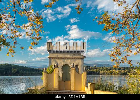 EINGANGSTOR PESQUERA LA CARPA D’OR BOOTSHAUS SEE VON BANYOLES PLA DE L’ESTANY PROVINZ GIRONA KATALONIEN SPANIEN Stockfoto