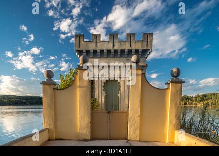 EINGANGSTOR PESQUERA LA CARPA D’OR BOOTSHAUS SEE VON BANYOLES PLA DE L’ESTANY PROVINZ GIRONA KATALONIEN SPANIEN Stockfoto