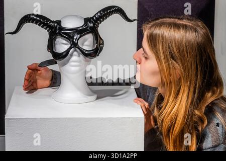 London, Großbritannien. Oktober 2025. Eine Maske mit schwarzem Hörner, getragen für Rolling Stone UK von Ozzy Osbourne/Cecilio Castrillo, geschätzte £1.000 - £1.500 - The Uncanny Sale in Bonhams, Knightsbridge. Der Verkauf ist bis zum 29. Oktober online. Guy Bell/Alamy Live News Stockfoto