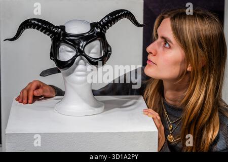 London, Großbritannien. Oktober 2025. Eine Maske mit schwarzem Hörner, getragen für Rolling Stone UK von Ozzy Osbourne/Cecilio Castrillo, geschätzte £1.000 - £1.500 - The Uncanny Sale in Bonhams, Knightsbridge. Der Verkauf ist bis zum 29. Oktober online. Guy Bell/Alamy Live News Stockfoto