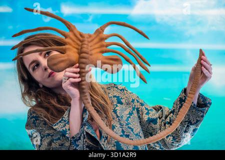 London, Großbritannien. Oktober 2025. Prototyp für „The Facehugger“ von Alien/Twentieth Century Fox, geschätzte £6.000 - £8.000 - der Verkauf von Uncanny in Bonhams, Knightsbridge. Der Verkauf ist bis zum 29. Oktober online. Guy Bell/Alamy Live News Stockfoto