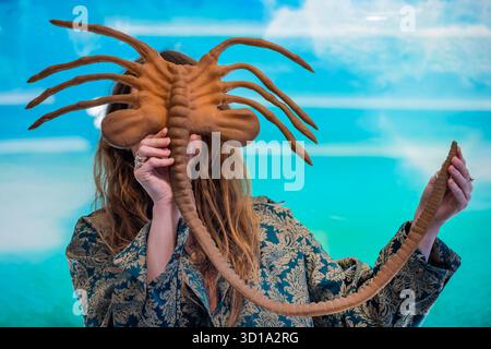 London, Großbritannien. Oktober 2025. Prototyp für „The Facehugger“ von Alien/Twentieth Century Fox, geschätzte £6.000 - £8.000 - der Verkauf von Uncanny in Bonhams, Knightsbridge. Der Verkauf ist bis zum 29. Oktober online. Guy Bell/Alamy Live News Stockfoto