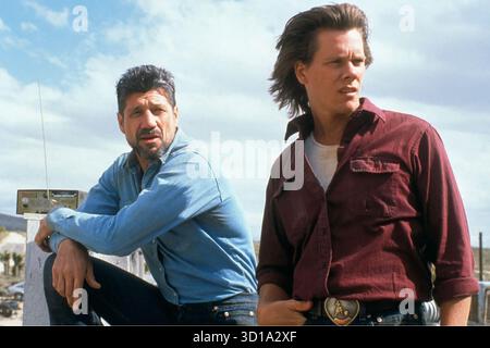 TREMORS 1990 Universal Pictures Horrorfilm mit Fred Ward links und Kevin Bacon Stockfoto