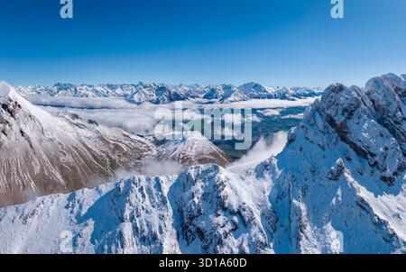 Blick aus der Vogelperspektive auf die schneebedeckten Gipfel des Devoluy-Massivs mit dem Champsaur-Tal und den entfernten Ecrins-Nationalpark im Winter Stockfoto