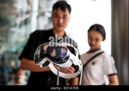 Hongkong, China. August 2024. Das Apple Vision Pro, das Mixed-Reality-Headset von Appleís, wird im companyís Store in Hongkong zum Verkauf angeboten. Quelle: SOPA Images Limited/Alamy Live News Stockfoto