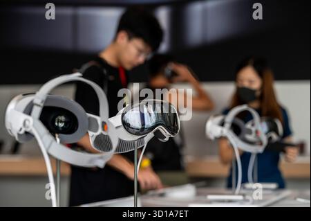 Hongkong, China. August 2024. Das Apple Vision Pro, das Mixed-Reality-Headset von Appleís, wird im companyís Store in Hongkong zum Verkauf angeboten. Quelle: SOPA Images Limited/Alamy Live News Stockfoto