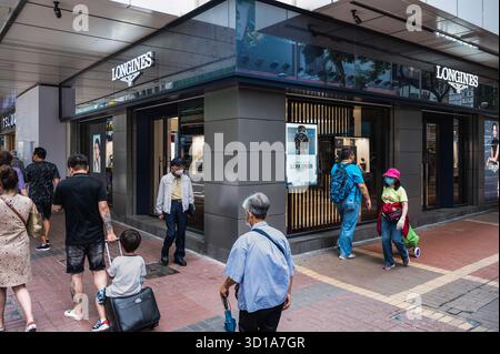 Hongkong, China. Mai 2023. Fußgänger laufen am Longines Store vorbei, einem Schweizer Luxusuhrmacher, in Hongkong Credit: SOPA Images Limited/Alamy Live News Stockfoto
