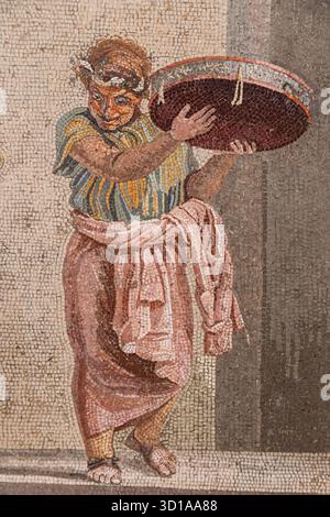 NEAPEL, ITALIEN ? 26. JUNI 2025: Mosaikdetail mit Straßenmusikern aus Pompeji im Archäologischen Museum von Neapel, das das römische Alltagsleben und die Unterhaltung des frühen 1. Jahrhunderts v. Chr. zeigt Stockfoto