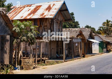 Mahavory, Provinz Toamasina, Madagaskar - 17. Oktober 2016: Holzarchitektur am Straßenrand mit rostigem Metall und Strohdächern im Dorf Mahavory, Provinz Toamasina. Stockfoto