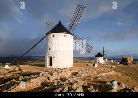molinos de Consuegra con el castillo de la Muela al fondo, cerro Calderico, Consuegra, Provincia de Toledo, Castilla-La Mancha, Spanien Stockfoto