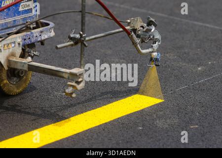 Bukarest, Rumänien - 20. Juni 2025: Details mit der Maschine für die Straßenmarkierung des Hochdrucklackiergeräts. Stockfoto