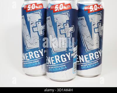 Vilshofen an der Donau, Deutschland - 27. Oktober 2025: In dieser Fotoillustration mischen sich drei Dosen Veltins V+ Energy Bier mit Guarana (V+ Energy Guara) Stockfoto