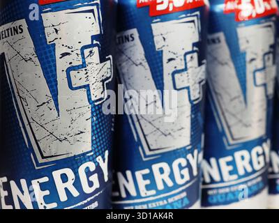 Vilshofen an der Donau, Deutschland - 27. Oktober 2025: In dieser Fotoillustration mischen sich drei Dosen Veltins V+ Energy Bier mit Guarana (V+ Energy Guara) Stockfoto
