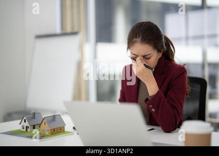 Asiatische Immobilienexperten fühlen sich überfordert, den Herausforderungen des Marktes in modernen Büroumgebungen zu begegnen und den Finanzdruck zu lösen Stockfoto