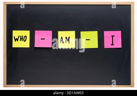 Text: Wer bin ich? Haftnotiz mit Whiteboard geschrieben und auf Whiteboard geklebt. Stockfoto