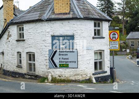 Crickhowell ist eine kleine Stadt in Powys, Wales, Großbritannien, The Bridge End Pub Stockfoto