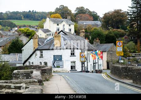 Crickhowell ist eine kleine Stadt in Powys, Wales, Großbritannien, The Bridge End Pub Stockfoto