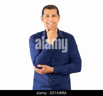 Porträt eines hispanischen Mannes im Zweifel und Blick in die Kamera mit weißem Hintergrund. Stockfoto