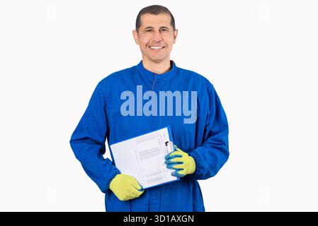 Glücklicher reifer Mechaniker. Porträt eines selbstbewussten, ausgereiften Mechanikers in Overalls mit Klemmbrett auf weißem Hintergrund Stockfoto