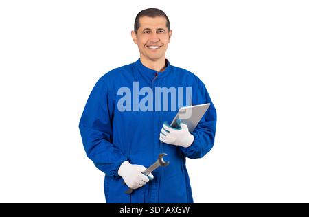 Porträt eines lächelnden männlichen Reparaturmannes mit Schlüssel und digitalem Tablet vor weißem Hintergrund. Stockfoto