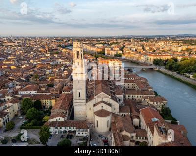 Blick aus der Vogelperspektive auf die Kathedrale von Verona bei Sonnenaufgang mit historischen Gebäuden in der Stadt Stockfoto