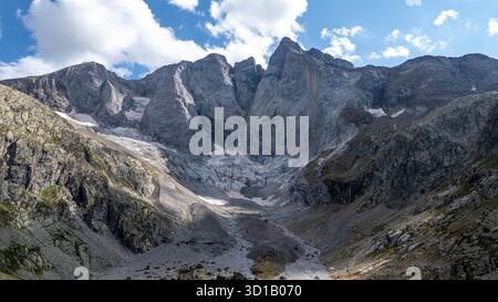 Luftaufnahme des Vignemale Mountain in den Pyrenäen Frankreich mit Gletscher und Tal Stockfoto